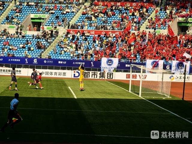关于国内足球联赛临近揭幕，球迷热情高涨的信息