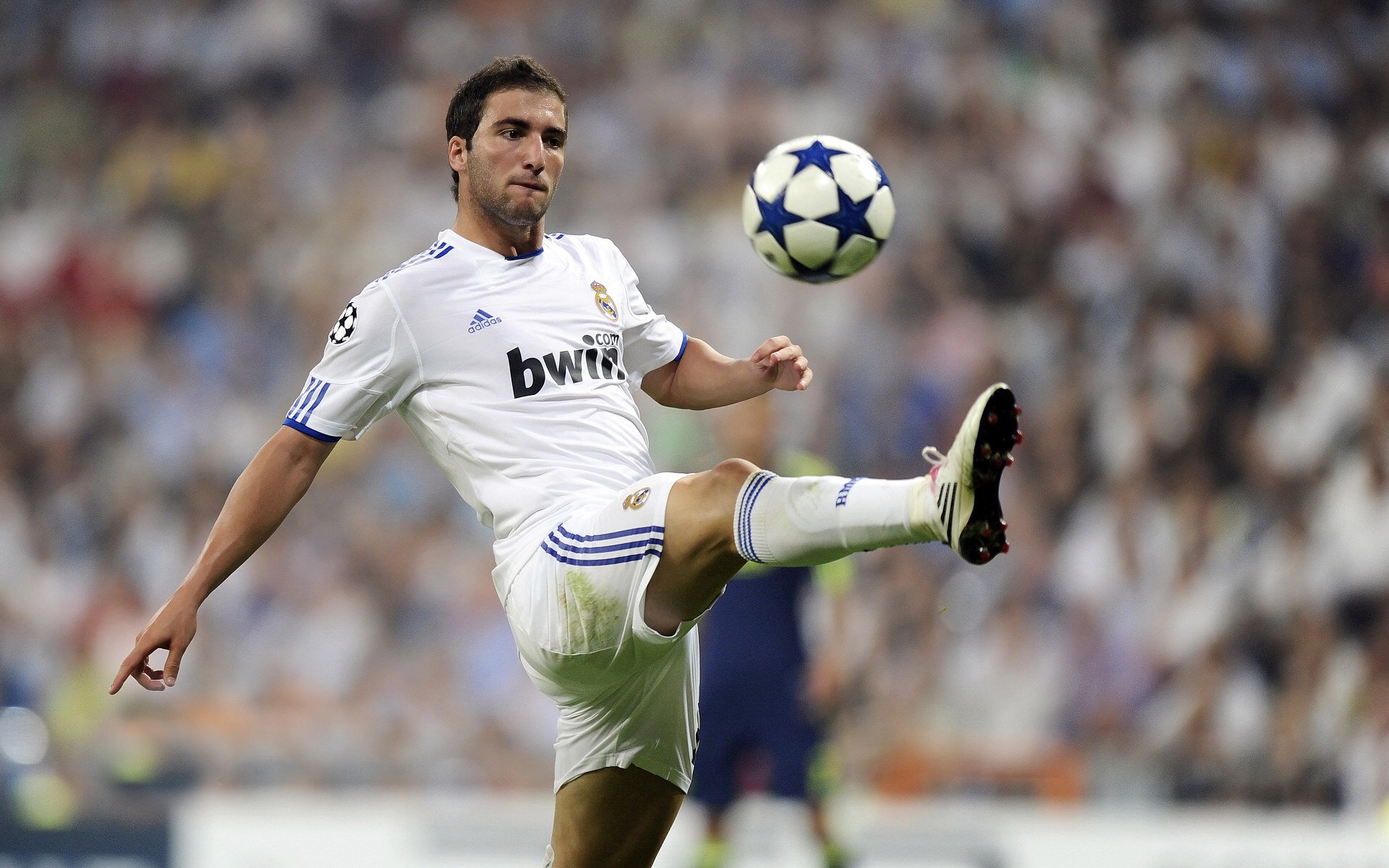 重要助攻引发热议！C罗在法国队比赛中表现优异观众掌声雷动